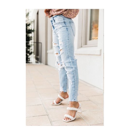 **RAW HEM LIGHT WASH DISTRESSED MOM JEANS NEW - Picture 2 of 4